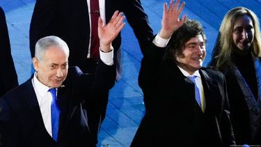 Javier Milei y el primer ministro Benjamin Netanyahu se saludan cordialmente durante su encuentro oficial en Israel. Javier Milei y el primer ministro Benjamin Netanyahu se saludan cordialmente durante su encuentro oficial en Israel.