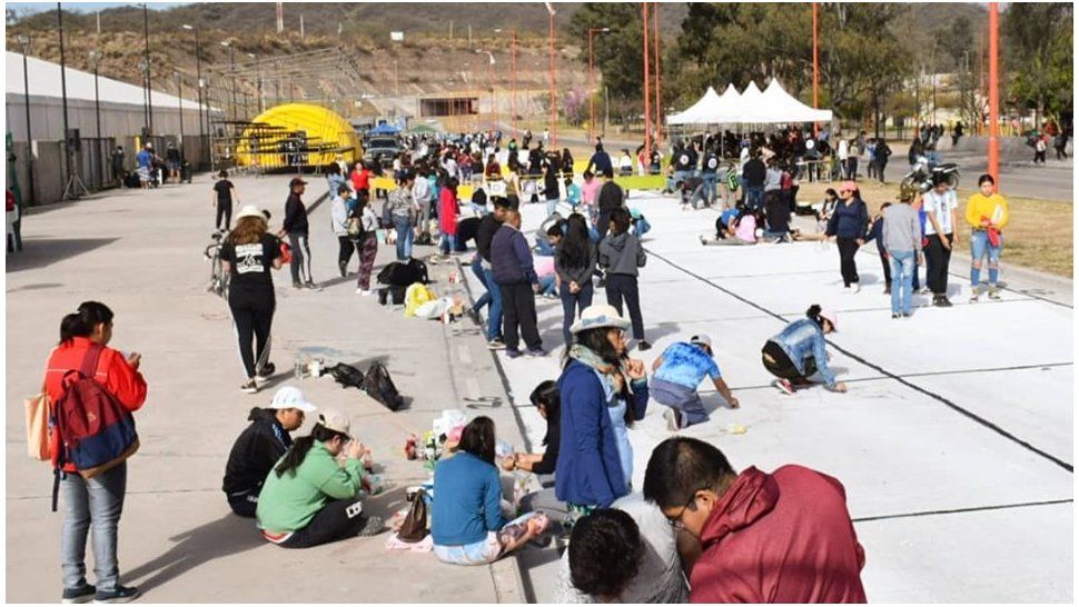 ciudad cultural ya recibe a los chicos en la tradicional pintada estudiantil con sol a pleno