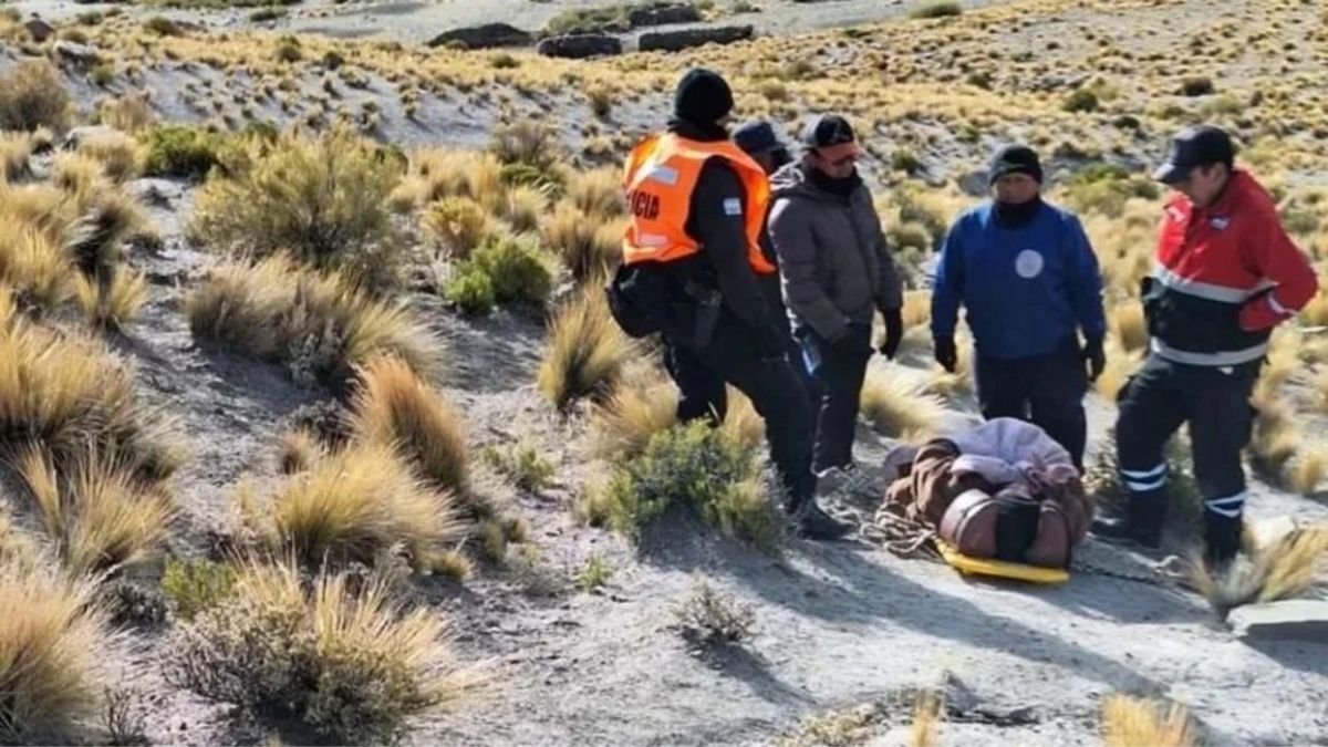 Rescatan a un hombre que estuvo 10 días herido y perdido en la Puna Rescatan a un hombre que estuvo 10 días herido y perdido en la Puna