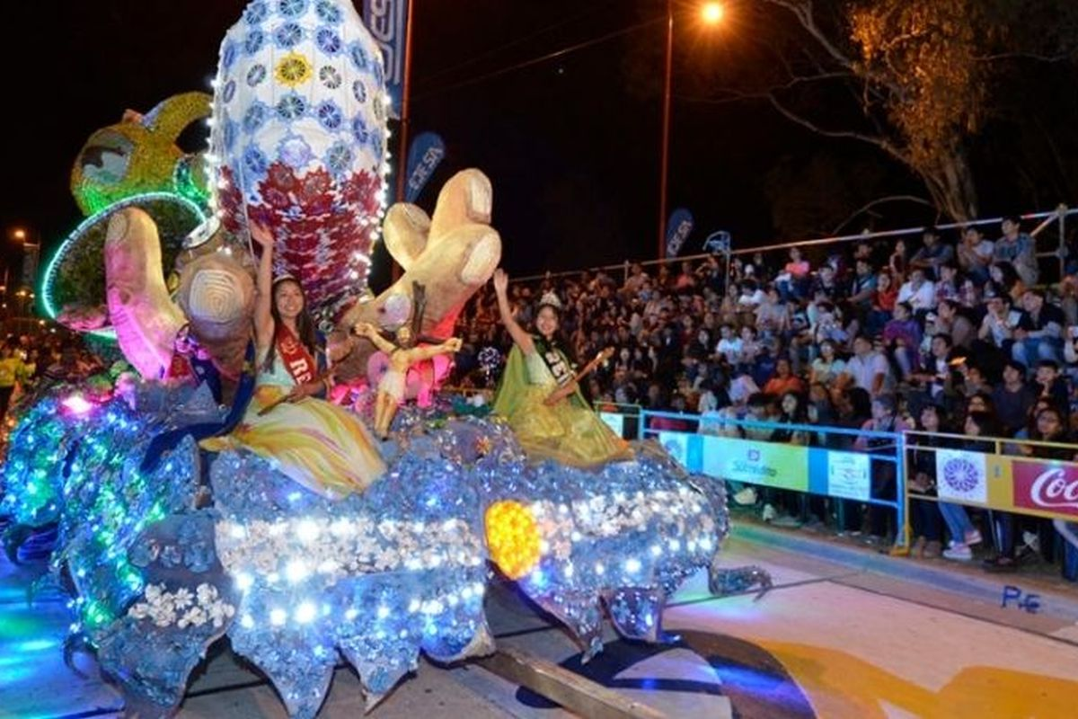 Desfile de carrozas de la Fiesta Nacional de los Estudiantes en Ciudad Cultural.