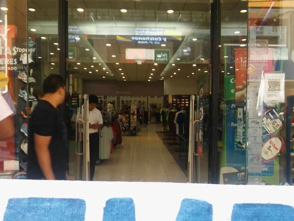 Comercio de ropa deportiva en peatonal B