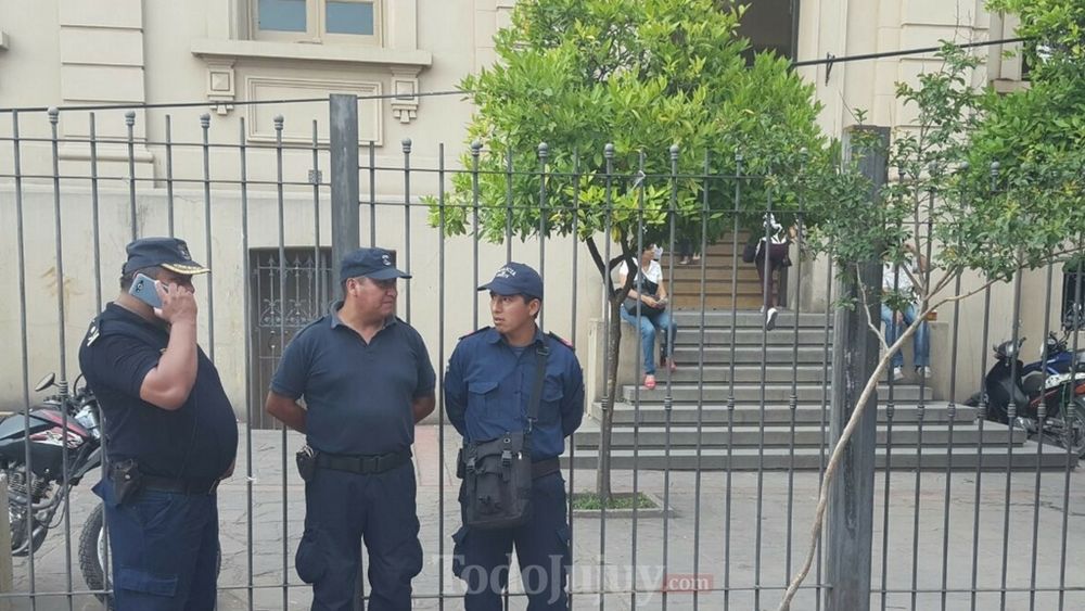 Con presencia policial los IES se reunieron hoy y marcharán el viernes