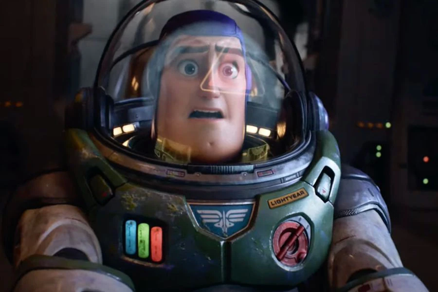 Lightyear es prohibida por incluir un beso entre mujeres.