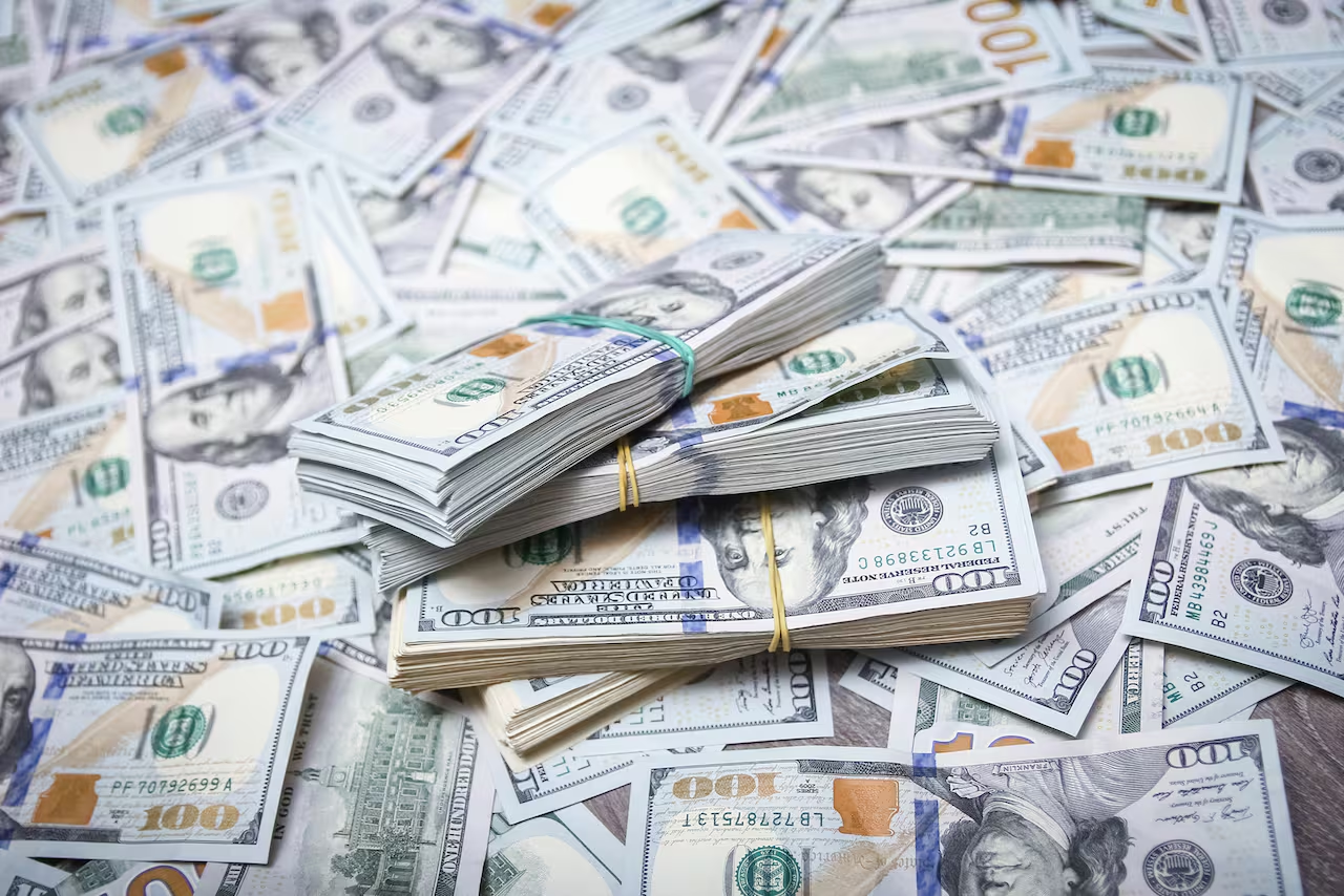 Billetes de 100 dólares salen de circulación.