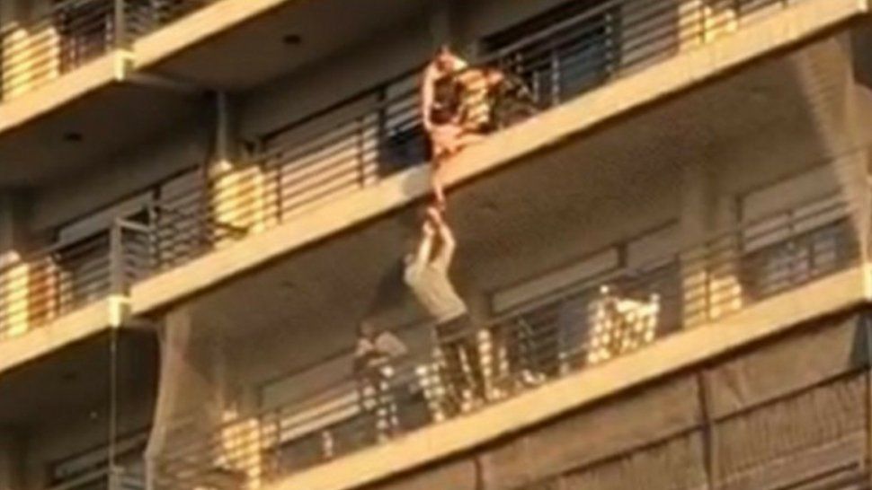Héroes en el aire: un nene quedó colgado de un octavo piso y lo rescataron sus vecinos