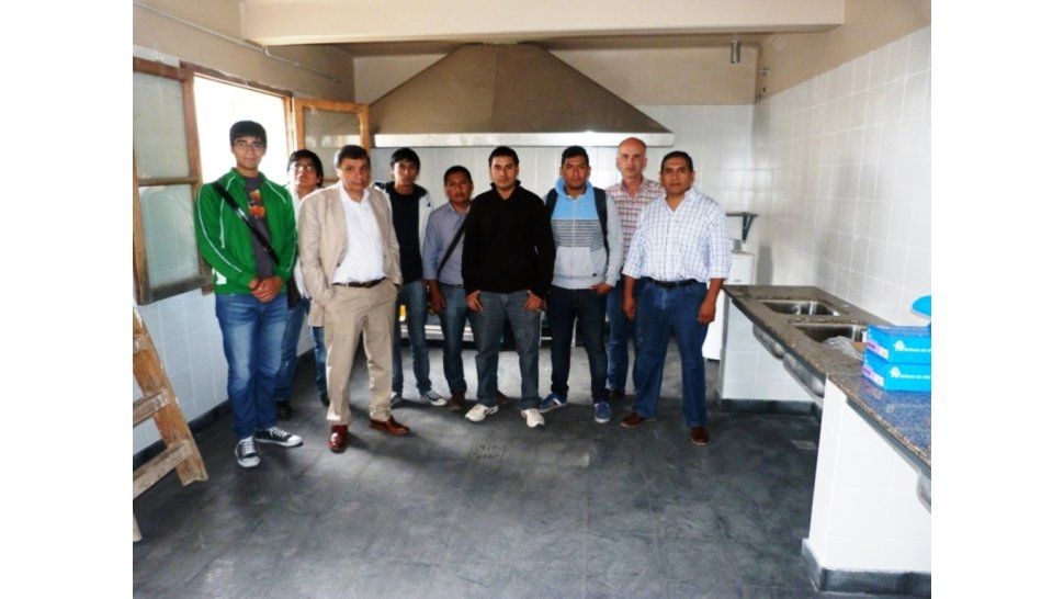 Tecchi junto a los estudiantes