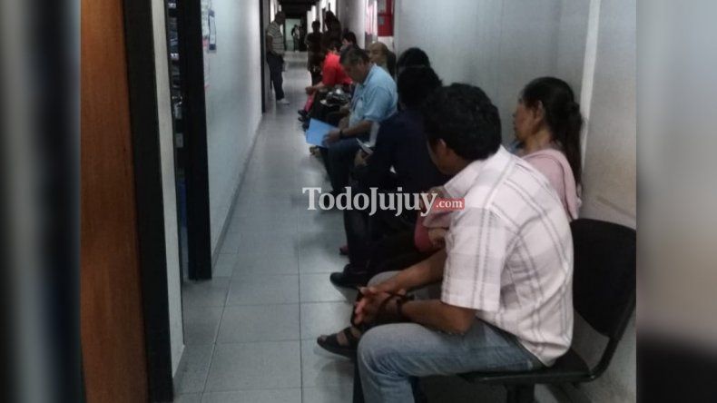 Demoras en la entrega de turnos en la Policía: Atienden desde las 7, son las 8:45 y nada