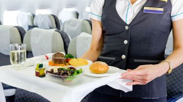 El video de Katie amasando pasta en un avión generó opiniones divididas sobre creatividad, higiene y seguridad alimentaria.