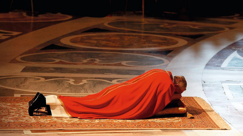 En su primera Semana Santa como pontífice, el Papa Francisco se postró y oró tumbado los primeros minutos de la ceremonia del Viernes Santo, en la basílica de San Pedro. En la imagen, se le ve con un calzado distinto a sus antecesores: 