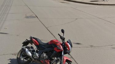 Murió un motociclista tras chocar contra un paredón en Mariano Moreno (imagen ilustrativa realizada con IA)