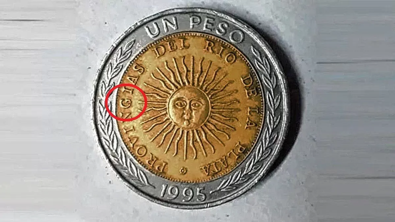Monedas de $1 en Argentina con un error ortográfico.