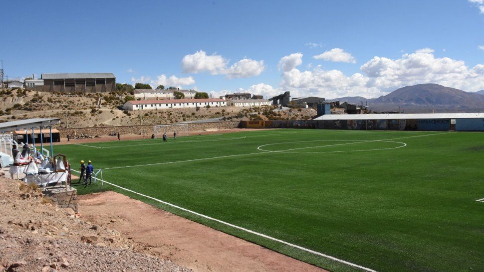 futbol a 4 mil metros de altura: inauguraron una cancha de cesped sintetico en el aguilar