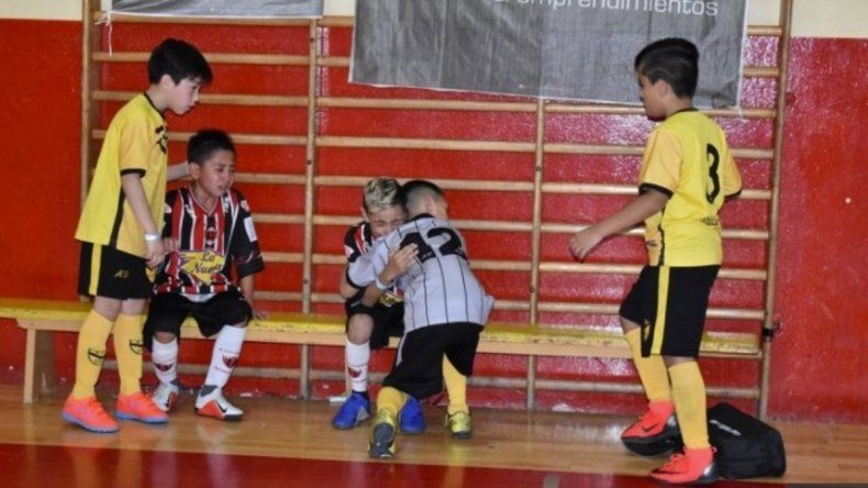 Gran ejemplo: Salieron campeones y consolaron a sus rivales