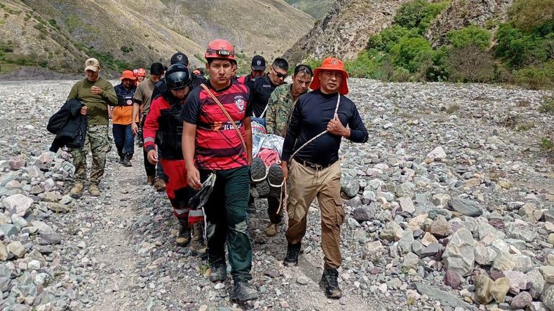 Rescataron a un hombre de 79 años tras caer por un barranco camino al Chañi