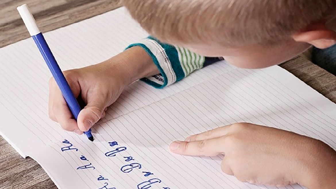 Todo Jujuy | Papel Niño escribiendo Cuaderno.jpg