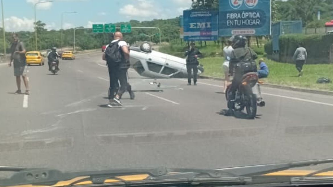 terrible vuelco de un auto en la curva de la muerte: el conductor se salvo de milagro