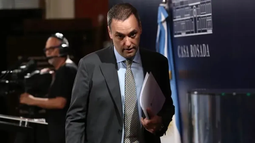 La Justicia toma declaración a la escribana que intervino en la compra del departamento de Adorni