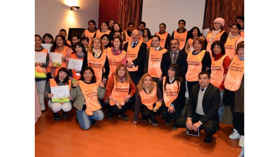 Brigadistas con autoridades