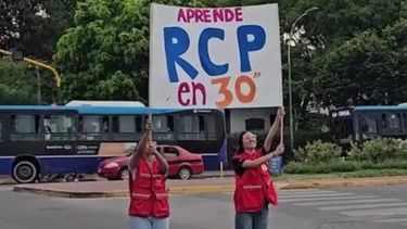 Enseñan RCP en un semáforo de Salta y sorprenden a los automovilistas