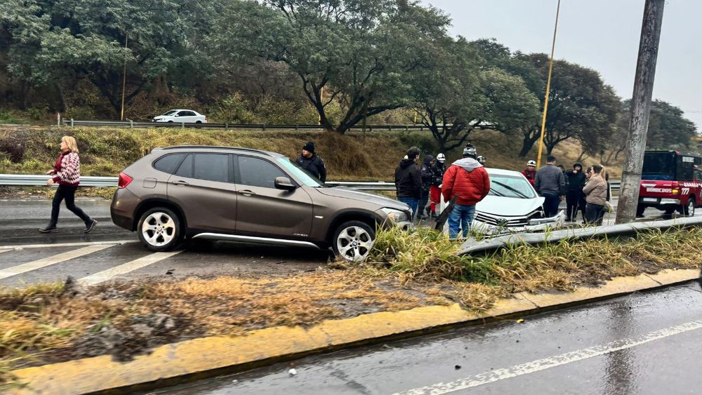 Impactante choque entre dos autos en el acceso al barrio Ciudad de Nieva