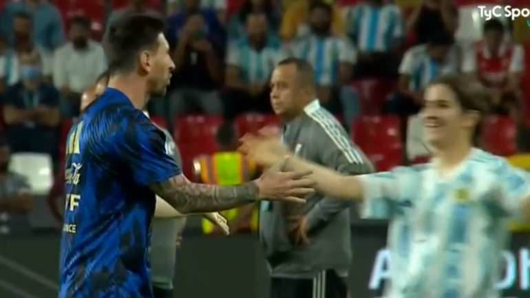 Intentaron abrazar a Messi pero no lo lograron