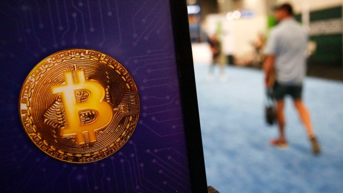 La caída del bitcoin se ve impulsada por el inminente comunicado de subas de tasas por la Reserva Federal estadounidense (FED).