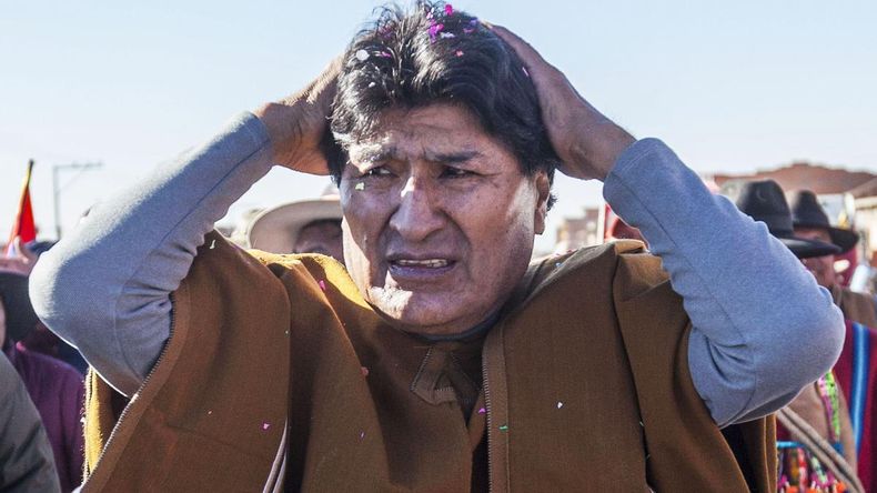 Evo Morales denunció que atacaron a tiros su vehículo