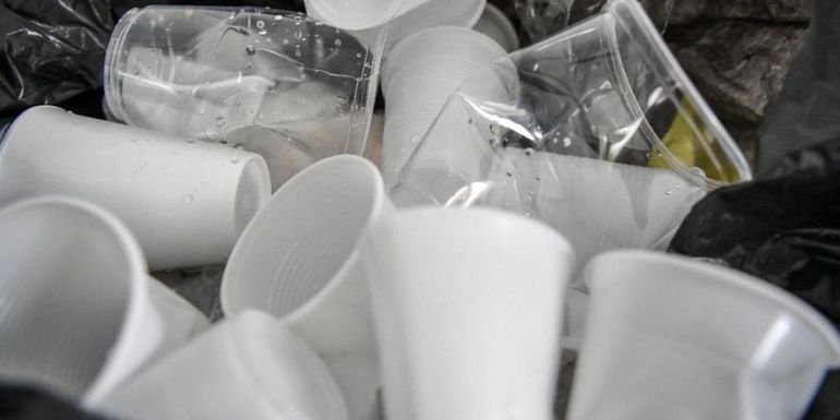 Emiratos Árabes Unidos anunció que prohibirá las bolsas de plástico de un solo uso a partir del próximo año, la iniciativa más reciente con el fin de reducir la contaminación en la nación petrolera.