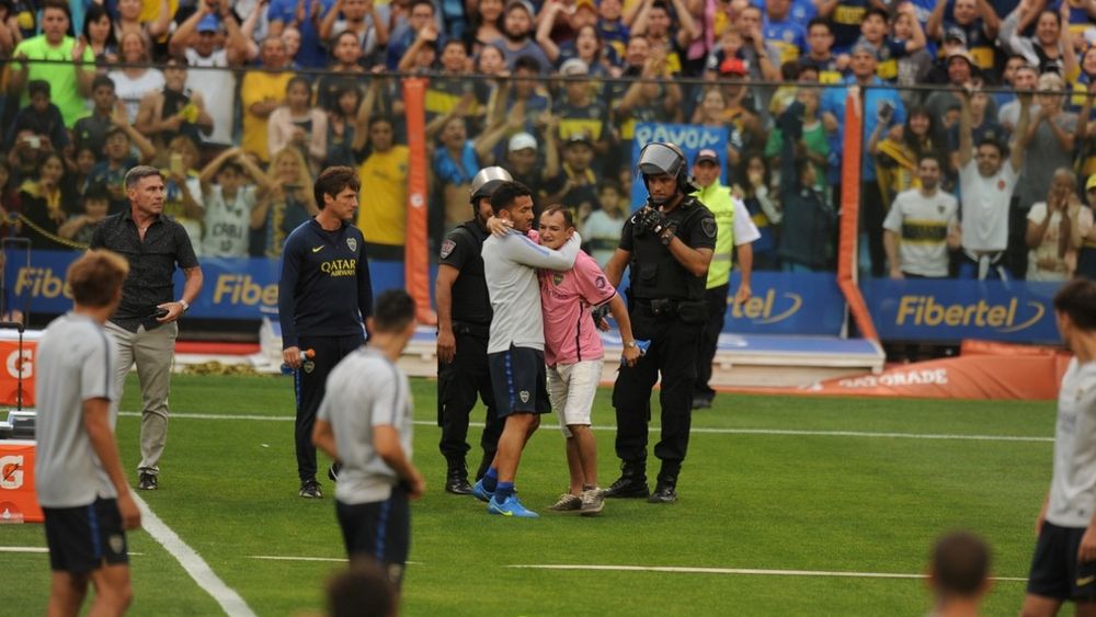 Bombonerazo: se coló al campo de juego y Carlos Tevez le dio un regalo