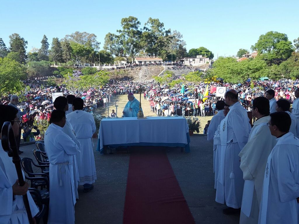 Una multitud en la misa central
