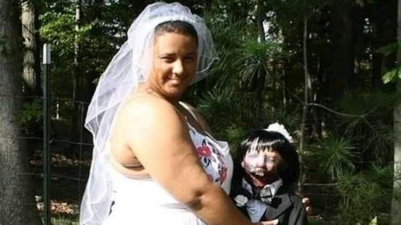 Una joven se caso con su muñeca zombie porque nadie la había hecho sentir así