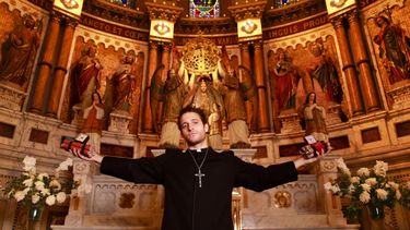 Wos será un cura que cambia por amor en la nueva película de Luis Ortega.