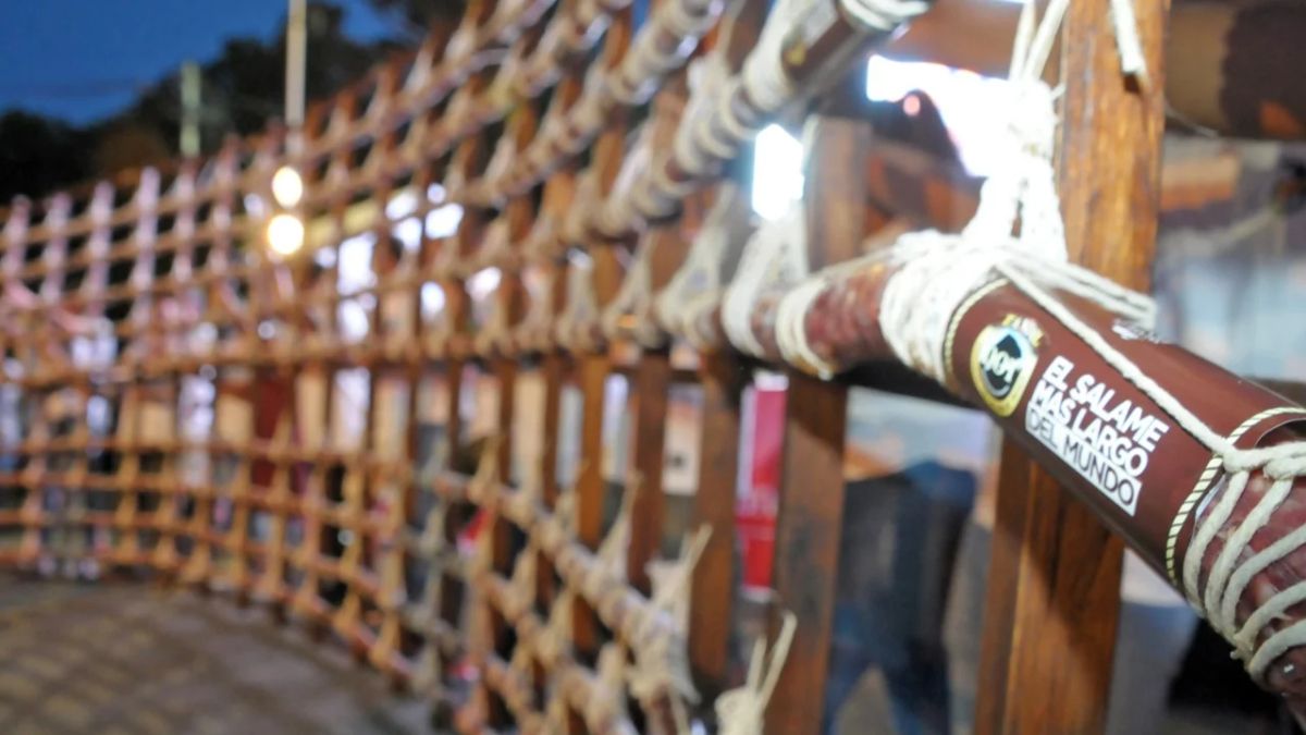 Tandil rompe récord mundial con un salame de 487 metros.
