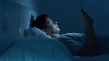 Expertos hallaron una relación causal entre el uso nocturno de las redes sociales y la alteración del sueño.
