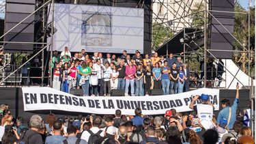 En medio del conflicto por las universidades, los estudiantes tomaron la Facultad de Filosofía y Letras.