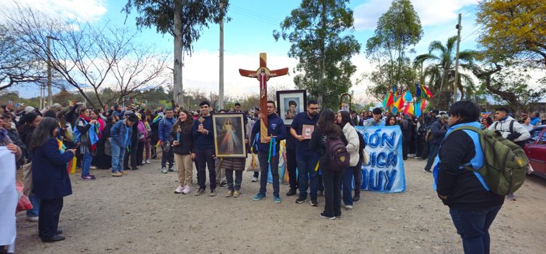 Bajo el lema “Caminemos juntos hacia la Puerta Santa, en comunión y esperanza”, esta jornada impulsa a los fieles a vivir la fe en lo cotidiano y a experimentar la indulgencia plenaria —un perdón total de los pecados— a través de gestos como la confesión, la comunión