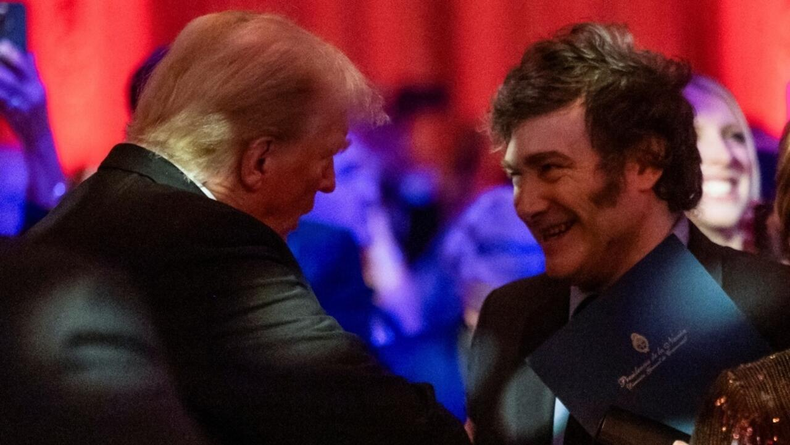 Dos controvertidos líderes de extrema derecha en un mismo lugar. El presidente electo de EE. UU., Donald Trump, y el mandatario de Argentina, Javier Milei, se reunieron en Florida (Foto de archivo 2024)