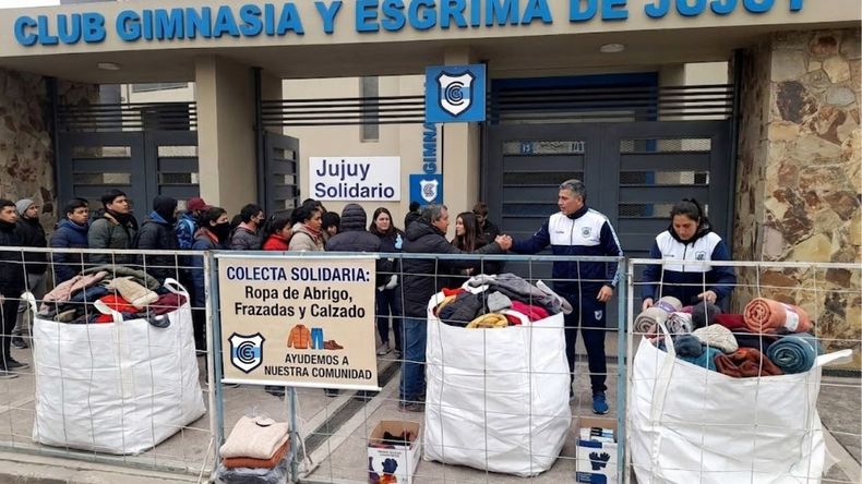 Gimnasia de Jujuy realizará una colecta de abrigos en el 23 de Agosto (FOTO CREADA CON IA)