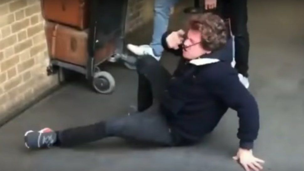 Un fan de Harry Potter quiso atravesar la pared y se dio tremendo golpazo