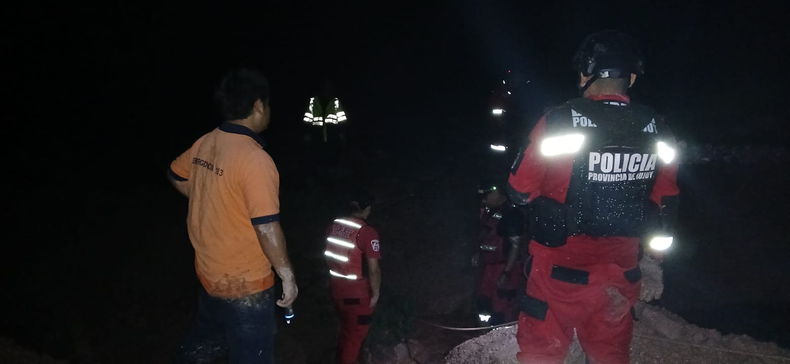 Punta Corral: una crecida y un deslizamiento dejaron personas aisladas en el camino a Tumbaya