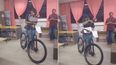 Un docente que recorría 16 kilómetros diarios recibió un emotivo reconocimiento en su graduación.