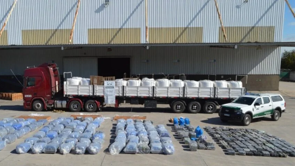 En uno de los operativos, hecho en Jujuy, interceptaron un camión que transportaba 34 mil atados de cigarrillos de origen extranjero sin aval legal. En el otro, concretado en Tucumán, detectaron 3.801 kilos de hojas de coca ocultos en un cargamento de azúcar a granel. En uno de los operativos, hecho en Jujuy, interceptaron un camión que transportaba 34 mil atados de cigarrillos de origen extranjero sin aval legal. En el otro, concretado en Tucumán, detectaron 3.801 kilos de hojas de coca ocultos en un cargamento de azúcar a granel.