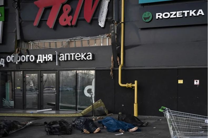 Muerte. Los cuerpos de los militares ucranianos asesinados en Kiev (La Nación)
