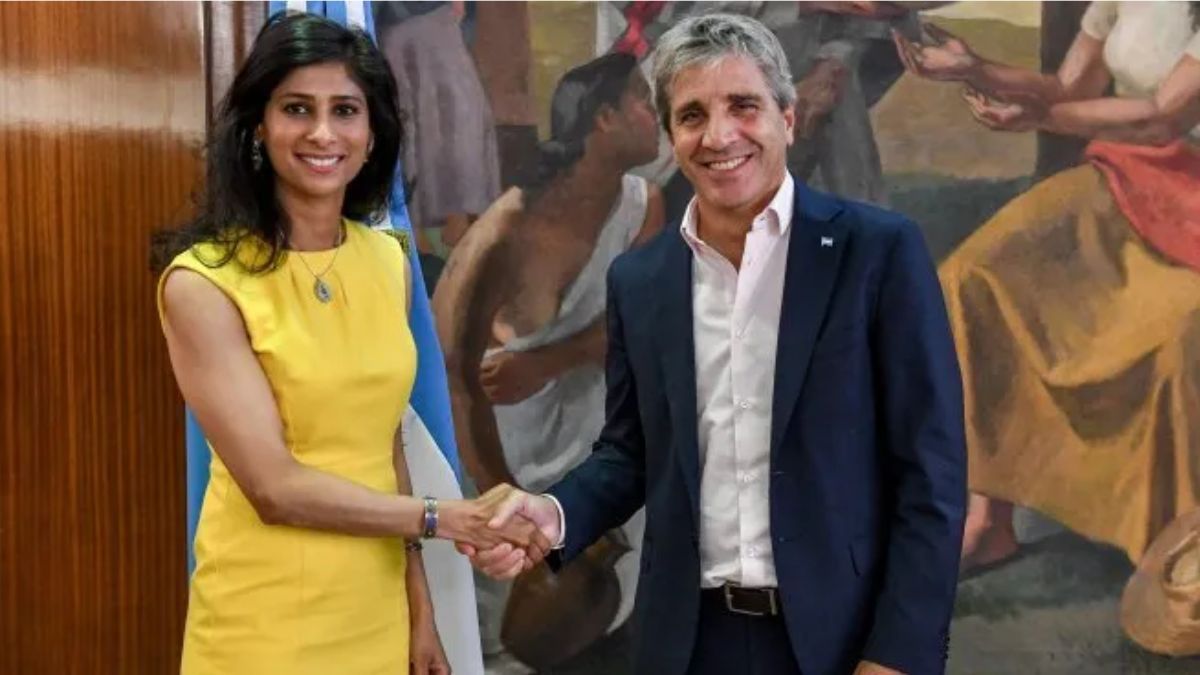 Luis Caputo junto a la número dos del FMI, Gita Gopinath.