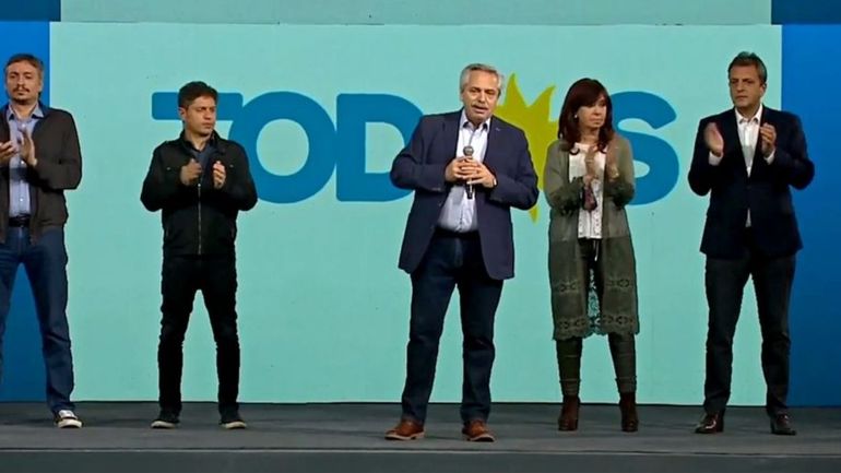 Alberto Fernández junto a Cristina Kirchner, Axel Kicillof, Sergio Massa y Máximo Kirchner al reconocer la derrota del Frente de Todos en las PASO.