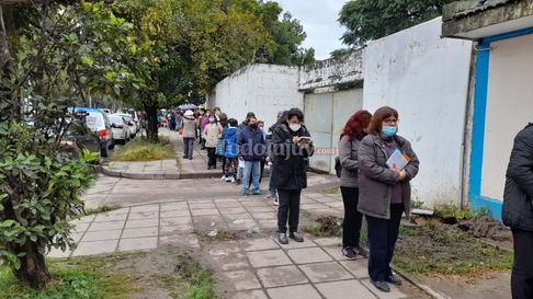 Todo Jujuy | Filas para obtener la constancia policial para justificar la inasistencia al trabajo (Foto ilustrativa).jpg