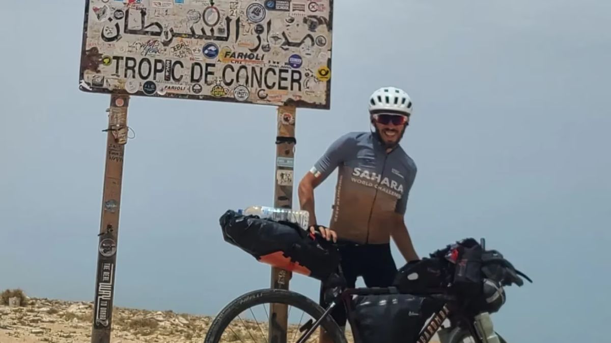 Por un chiste a sus amigos se desafió a sí mismo, cruzó el desierto del Sahara en bicicleta.