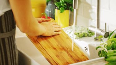 El truco para limpiar la tabla de madera de la cocina