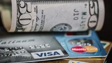 Si el dólar blue queda debajo del turista: ¿conviene comprar con tarjeta o en efectivo?.