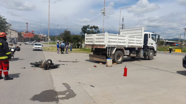 Fuerte choque en Alto Comedero: dos heridos graves tras un impacto entre un camión y una moto (foto del 23 de enero de 2026 - todojujuy)